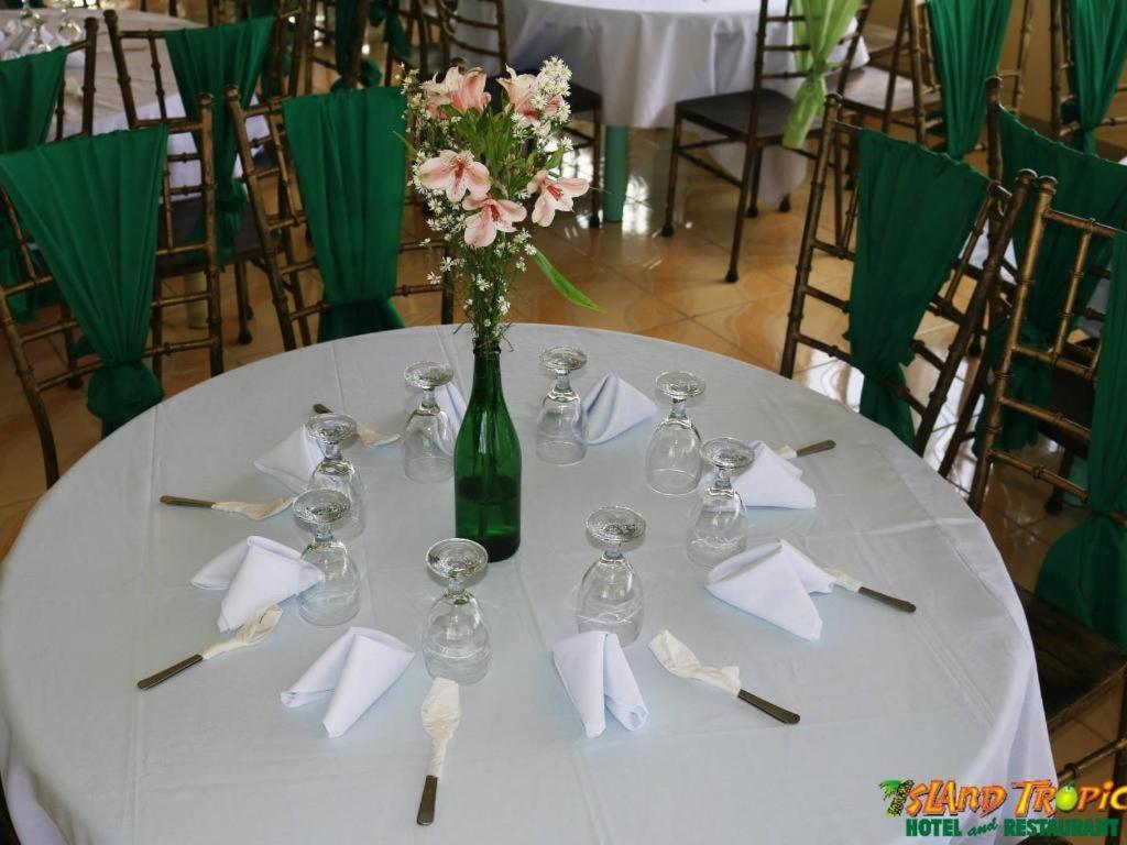 Island Tropic Hotel And Restaurant Аламинос Екстериор снимка