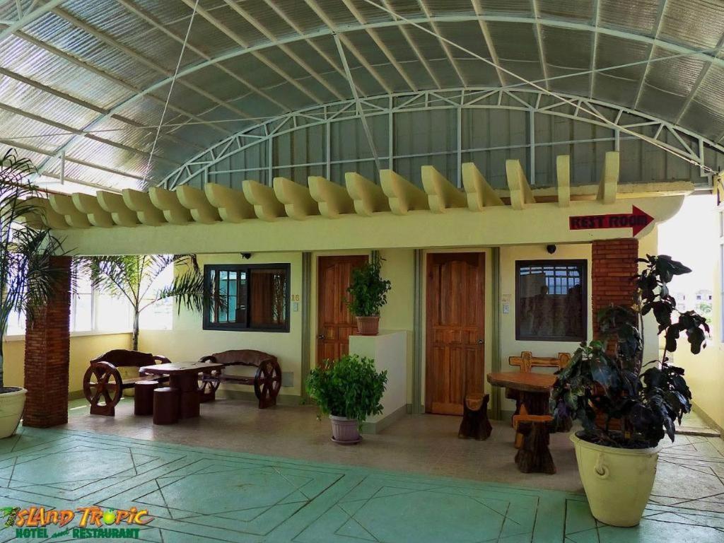 Island Tropic Hotel And Restaurant Аламинос Екстериор снимка